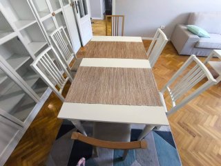 Mesa de comedor blanca con 6 sillas de Ikea