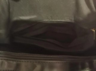 Bolso negro con rayas