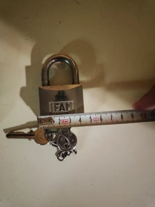 Candados antiguos con llaves.