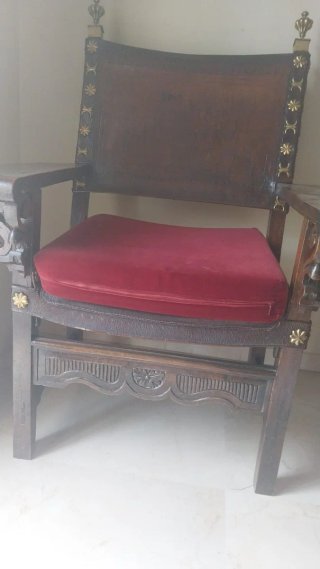 Escritorio de madera elegante y señorial.