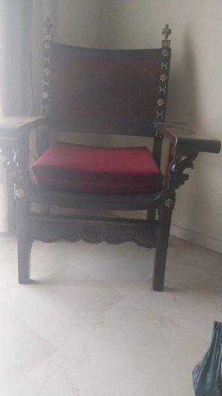 Escritorio de madera elegante y señorial.
