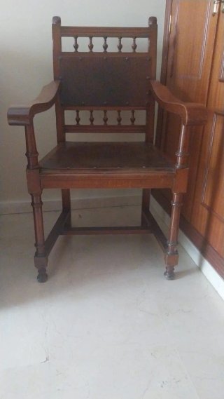 Escritorio de madera elegante y señorial.