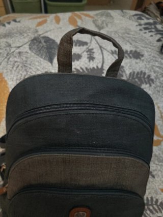 Mochila unisex poco uso oscura.