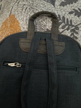 Mochila unisex poco uso oscura.