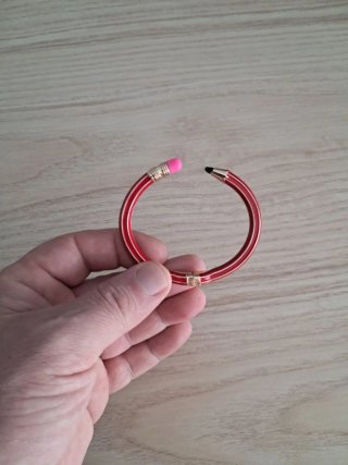 Pulsera estilo lápiz dorada y roja