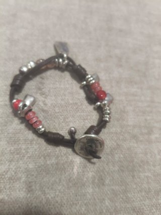 Pulsera Uno de 50 Cuero y Cuentas Rojas