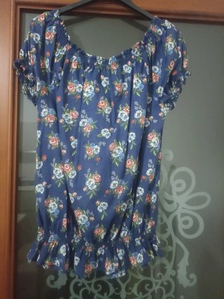 Blusa blu floreale con scollo Bardot