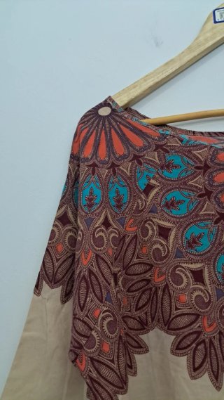 Blusa Beige con Estampado de Mosaico Escote