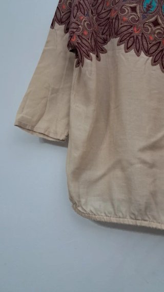 Blusa Beige con Estampado de Mosaico Escote