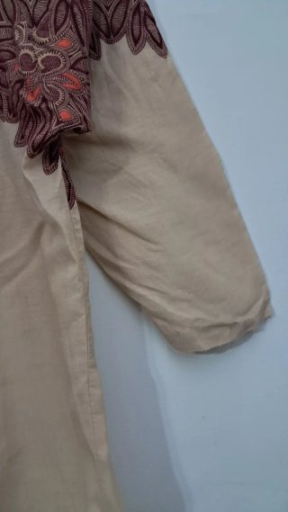 Blusa Beige con Estampado de Mosaico Escote