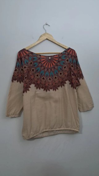 Blusa Beige con Estampado de Mosaico Escote