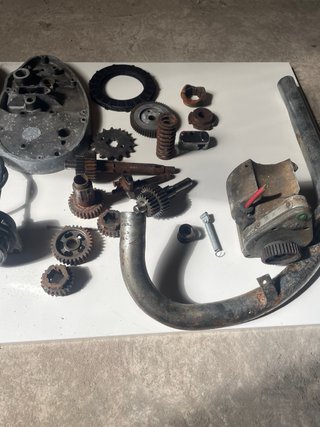 Piezas de moto clásica