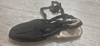 Alpargatas de esparto con lazos.