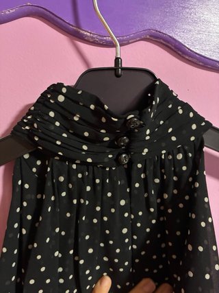 Top cuello alto negro lunares