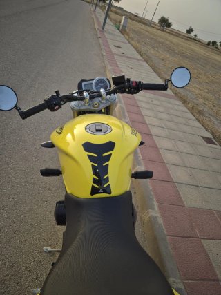 Triumph Street Triple Amarilla
