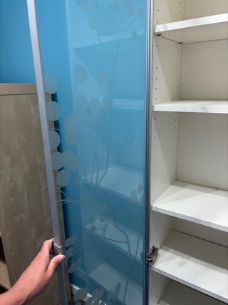 Mueble auxiliar blanco con cristal decorado
