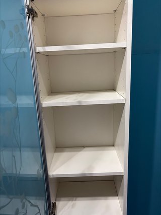 Mueble auxiliar blanco con cristal decorado