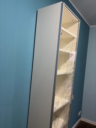 Mueble auxiliar blanco con cristal decorado