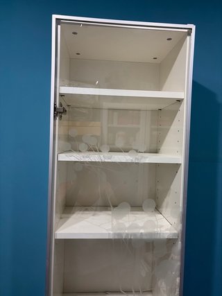 Mueble auxiliar blanco con cristal decorado