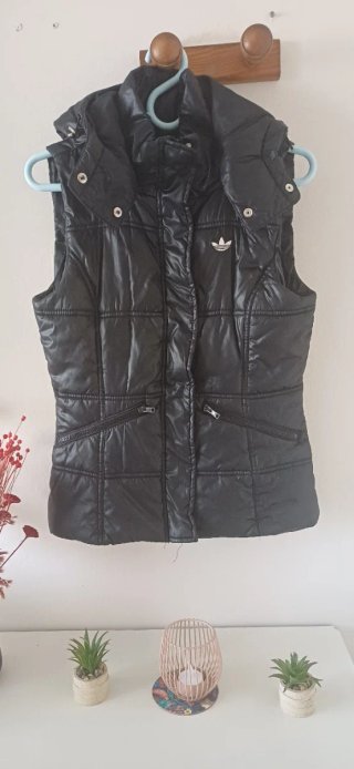 Chaleco acolchado Adidas Originals negro mujer