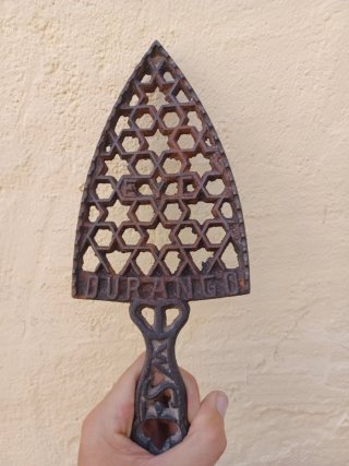 Plancha de hierro antigua