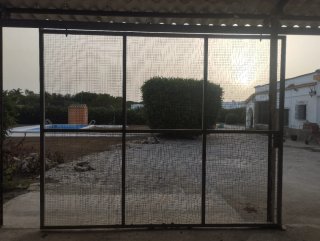 Puerta corredera de malla galvanizada