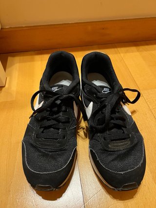Zapatillas Nike MD Runner Negras y Blancas 40