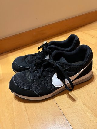 Zapatillas Nike MD Runner Negras y Blancas 40