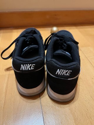 Zapatillas Nike MD Runner Negras y Blancas 40