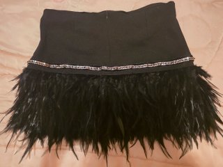 Falda con plumas