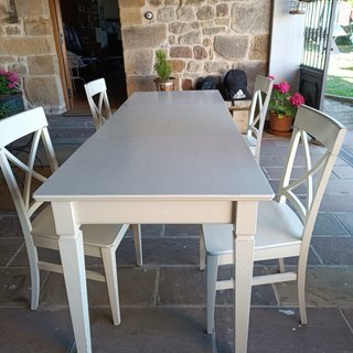 Mesa extensible de madera y 4 sillas