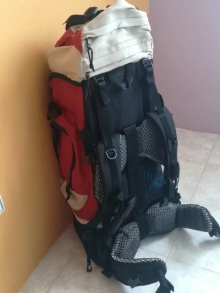 Mochila Quechua Forclaz Beige y Roja