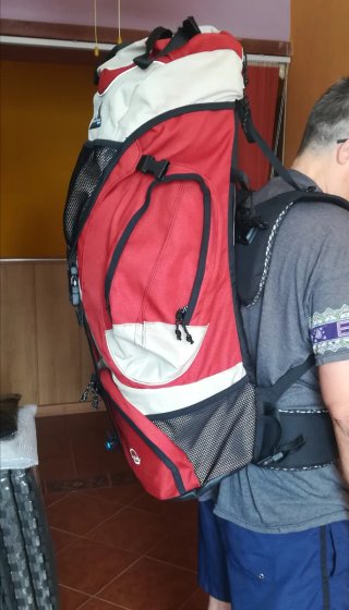 Mochila Quechua Forclaz Beige y Roja