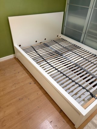 Estructura de cama blanca