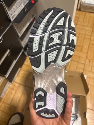 Tenis Asics Grises y Blancos Deportivos