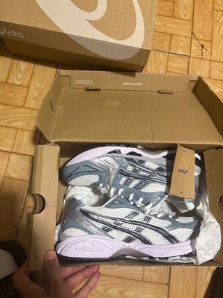 Tenis Asics Grises y Blancos Deportivos