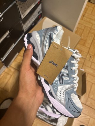 Tenis Asics Grises y Blancos Deportivos
