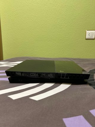PS4 (PlayStation 4) con 3 mandos.