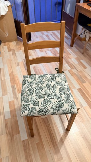 Mesa de madera reforzada. Incluye 3 sillas (foto)