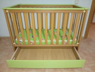 Cuna de madera para bebé con colchón