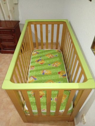 Cuna de madera para bebé con colchón