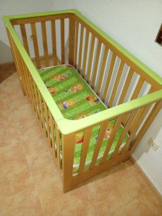Cuna de madera para bebé con colchón