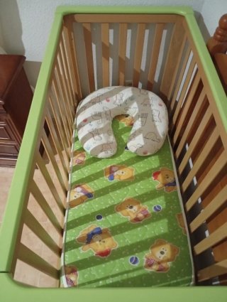 Cuna de madera para bebé con colchón