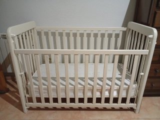 Cuna de madera para bebé con colchón