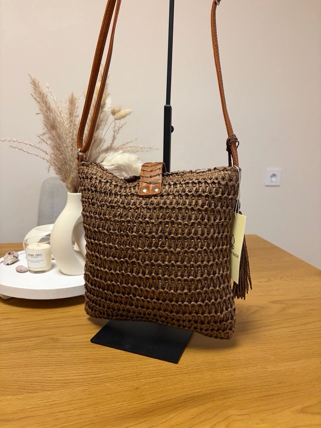 Bolso bandolera rafia trenzado marrón