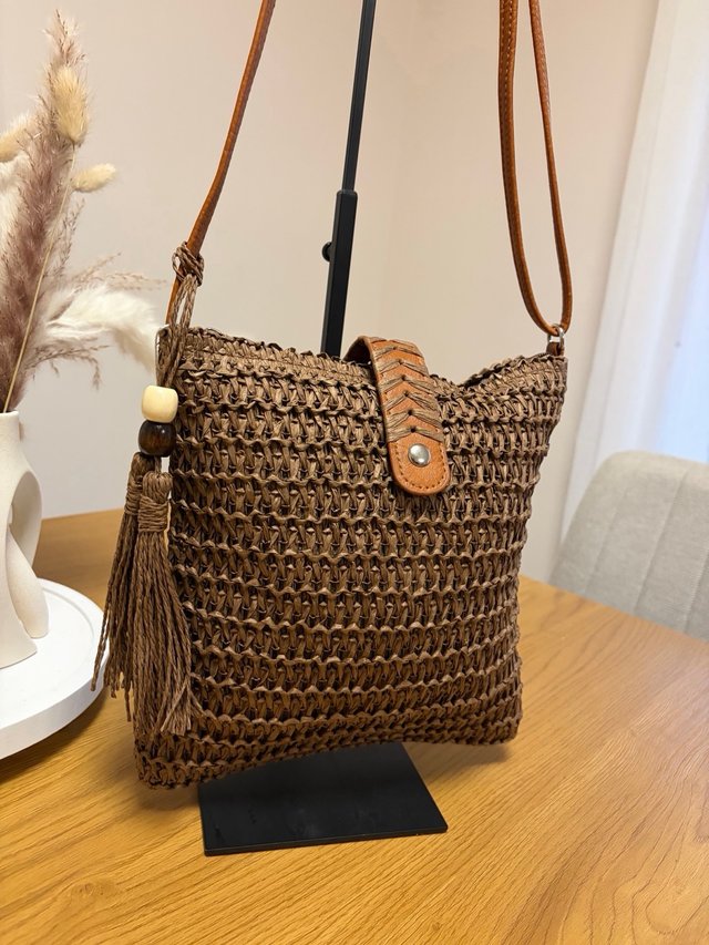 Bolso bandolera rafia trenzado marrón
