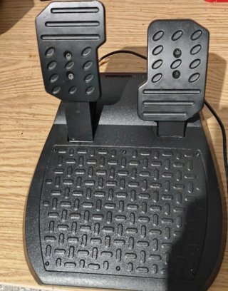 Volante Ferrari Thrustmaster con pedales