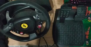 Volante Ferrari Thrustmaster con pedales