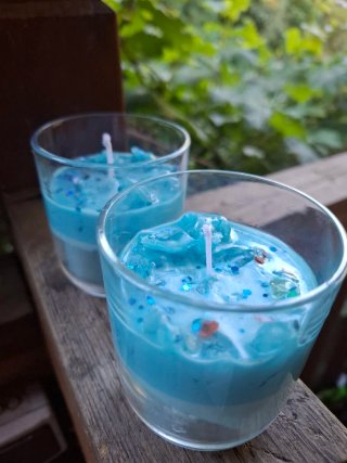 Velas azules hechas a mano con cera de soja y gel.