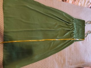 Vestido largo verde con fruncido.Pone XL pero es M